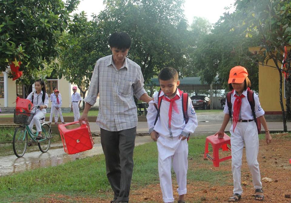 ...và dặn dò Mạnh trước giờ em vào lớp