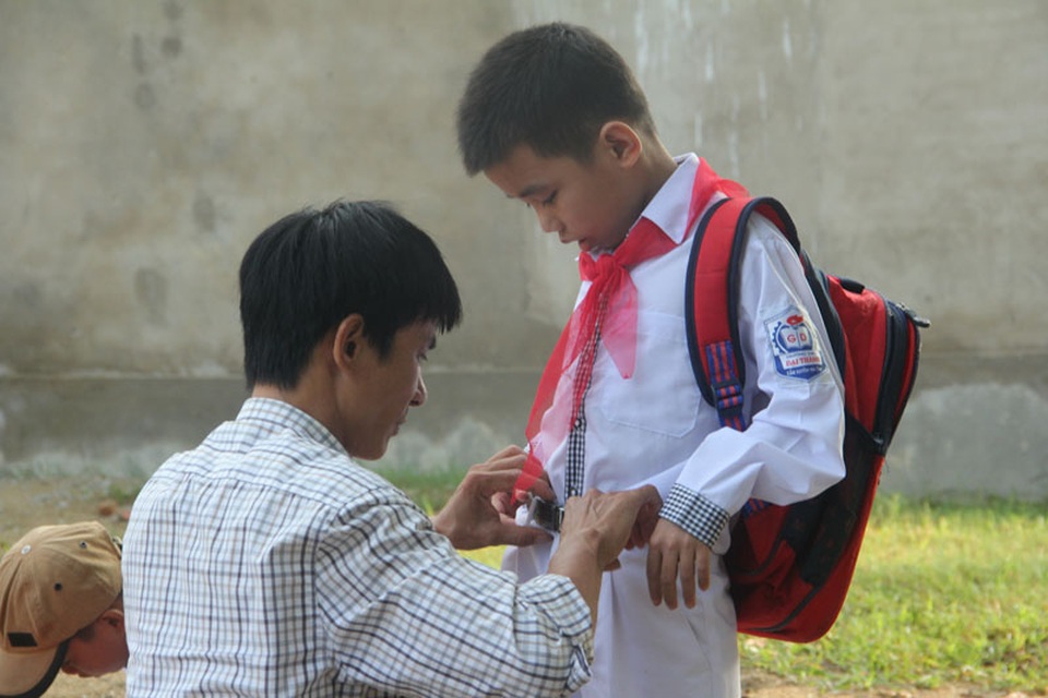 Một lần nữa người bố lại sửa sang trang phục