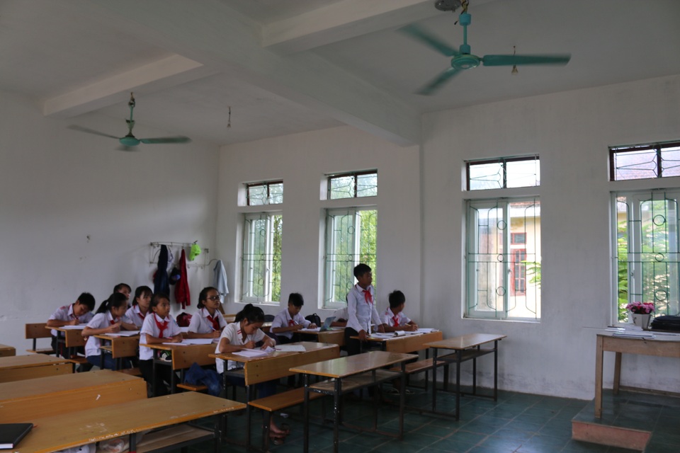 Sáng 7/9, một lớp học tại Trường THCS Kỳ Hà vắng hơn phân nửa học sinh.