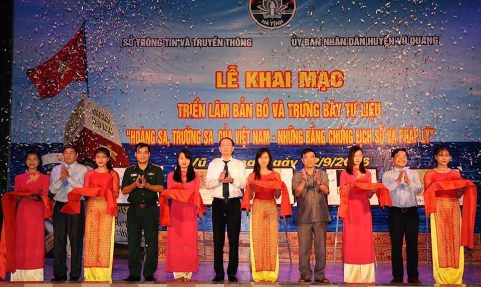 Đại biểu cắt băng tại lễ khai mạc triển lãm