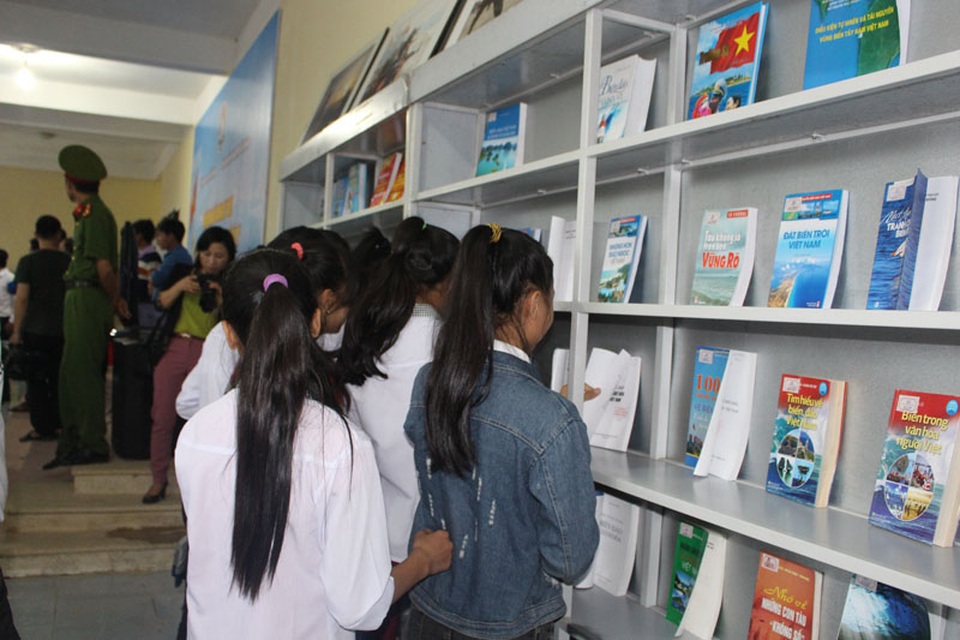 Nhiều em học sinh thích thú khi đến tham dự buổi lễ khai mạc triển lãm.