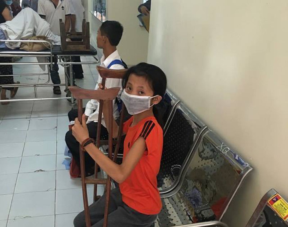 Bạn đọc Dân trí hỗ trợ toàn bộ tiền phẫu thuật chân cho bé Linh - 4
Hình ảnh bé Linh đang ngồi chờ làm thủ tục nhập viện tại bệnh viện Lao phổi Trung ương