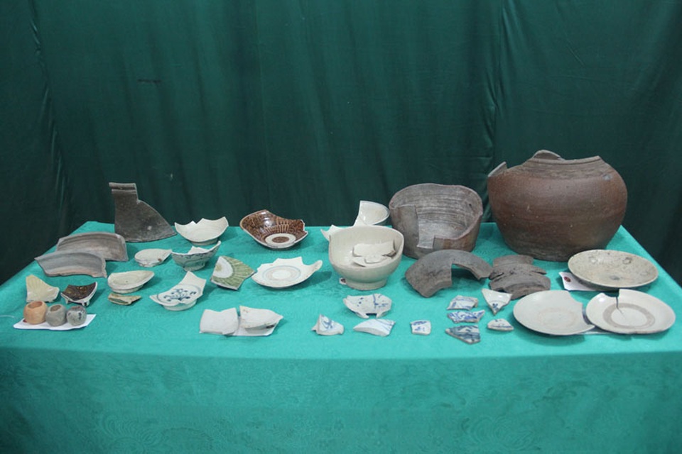 Các di vật lấy được trong 5 hố khai quật chủ yếu là các vật liệu được làm bằng gốm, sứ và đất nung.