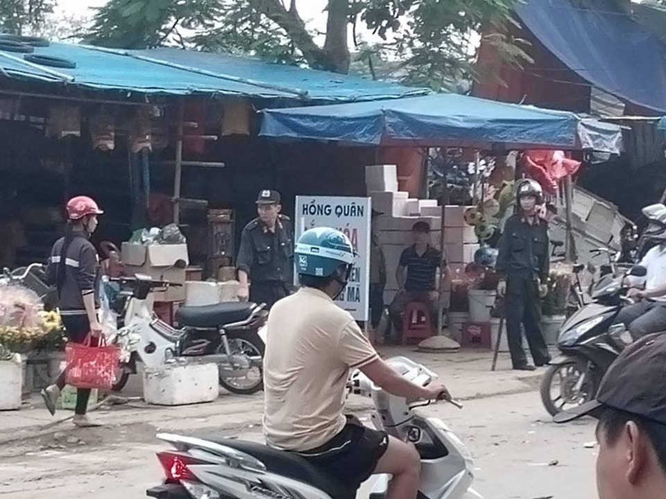 Vụ cháy hàng trăm ki-ốt chợ: Họp khẩn tìm giải pháp hỗ trợ tiểu thương - 2 Lực lượng chức năng đang phong tỏa hiện trường vụ cháy.