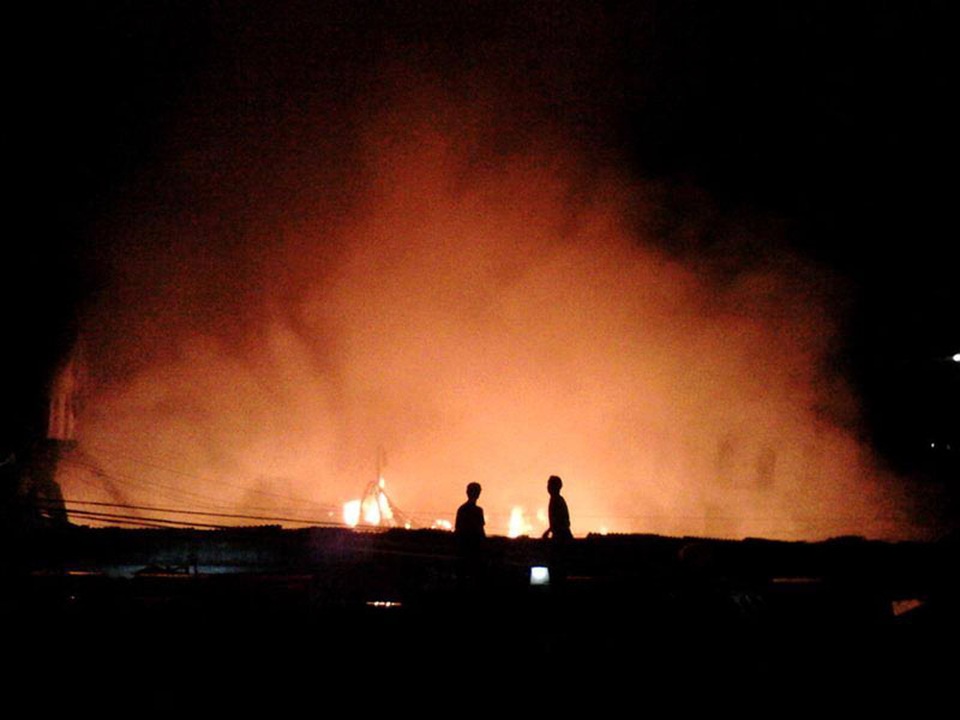 Vụ cháy hàng trăm ki-ốt chợ: Họp khẩn tìm giải pháp hỗ trợ tiểu thương - 1 Đám cháy lớn đã thiêu rụi 130 ki -ốt trong đình chính chợ Sơn.