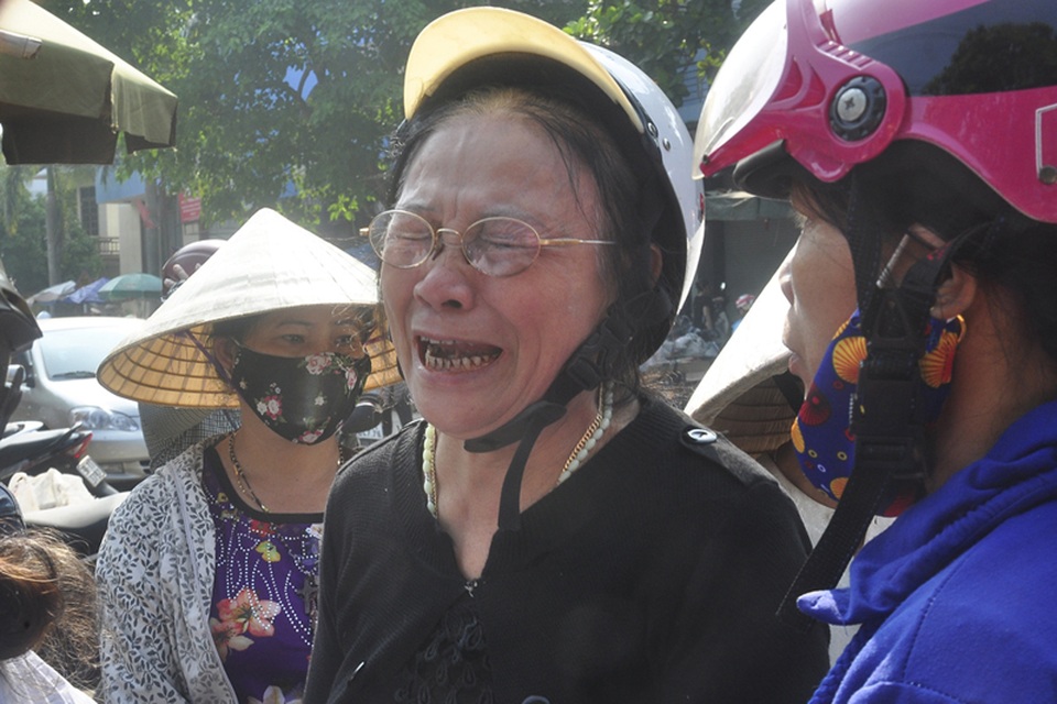 Bà Cao Thị Nga (trú xã Lộc Yên, huyện Hương Khê) là người buôn bán hơn 20 năm ở chợ. Bị thiệt hại khoảng 200 triệu đồng trong vụ cháy, bà gào khóc, đau đớn.
