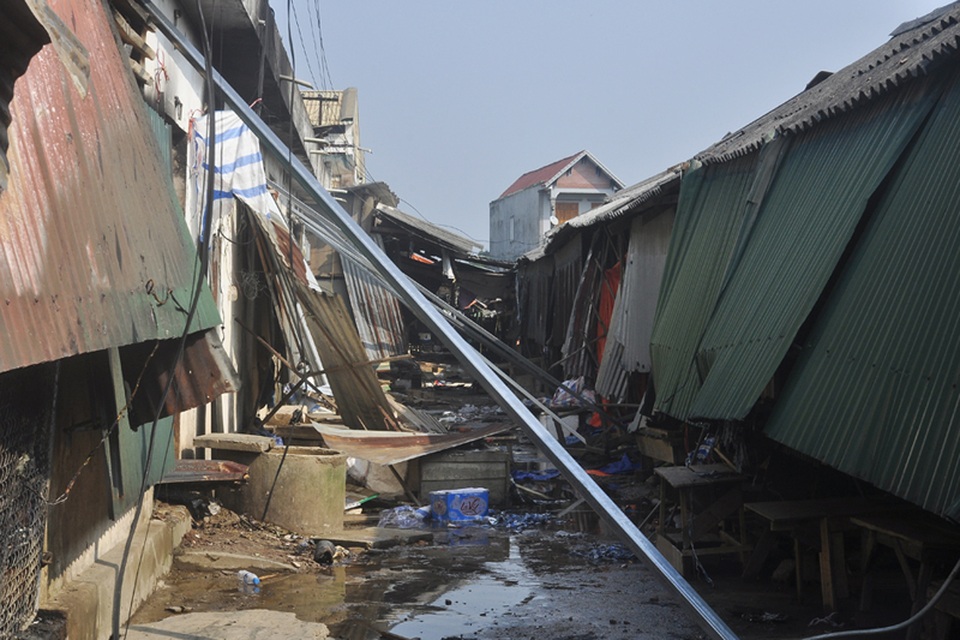 Dãy ki - ốt kề bên cũng bị ảnh hưởng bởi vụ đám cháy.