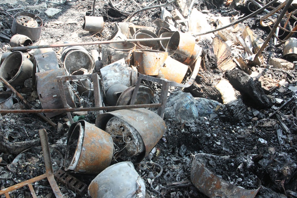 Những mặt hàng nhôm, sắt cũng bị cháy biến dạng.