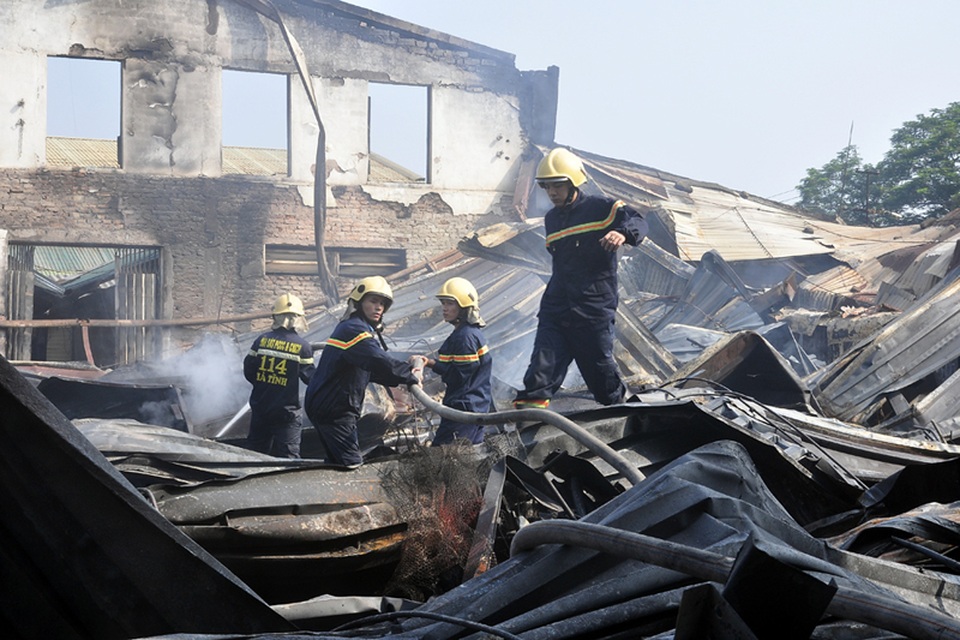 Lực lượng cảnh sát PCCC đang dập tắt những ngọn lửa còn sót lại.