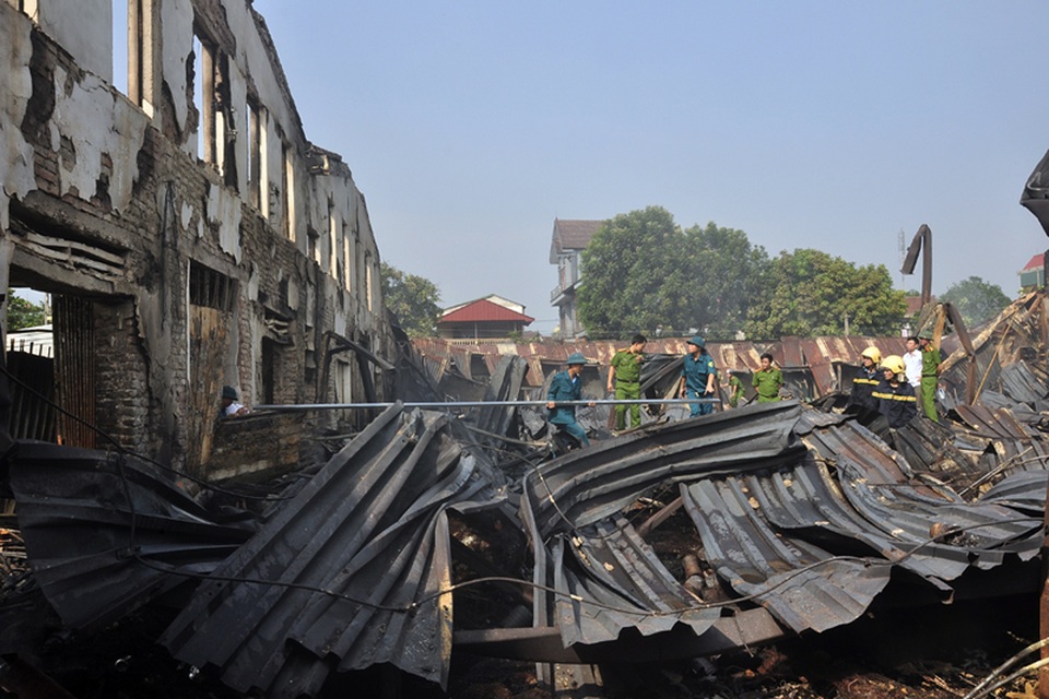 Vụ cháy hàng trăm ki-ốt chợ: Tiểu thương cạn nước mắt! - 5
