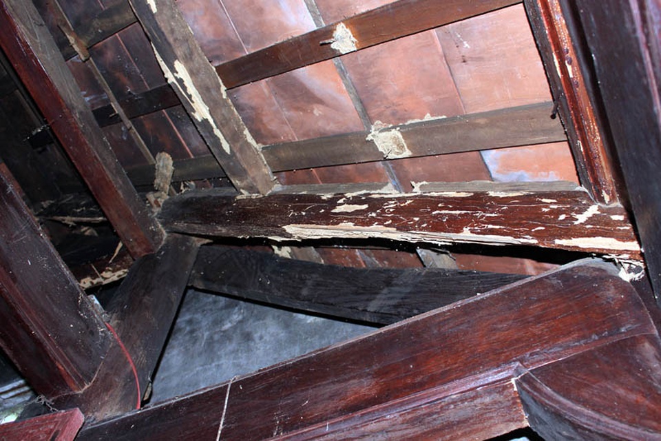 Trải qua thăng trầm của thời gian và thế cuộc, đến nay, ngôi đền đã bị xuống cấp nghiêm trọng. Những kết cấu vì kèo nhà Thượng điện bị mối mọt mục rỗng (ảnh: Đức Cường).