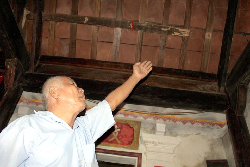 Rui, mèn bị mục, gãy đe dọa phần ngói lợp phía trên (ảnh: Đức Cường).