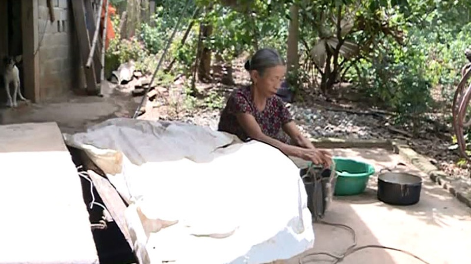 Nước sạch bị cắt liên tục nên cụ Nơ chỉ còn cách phải dùng nước giếng.