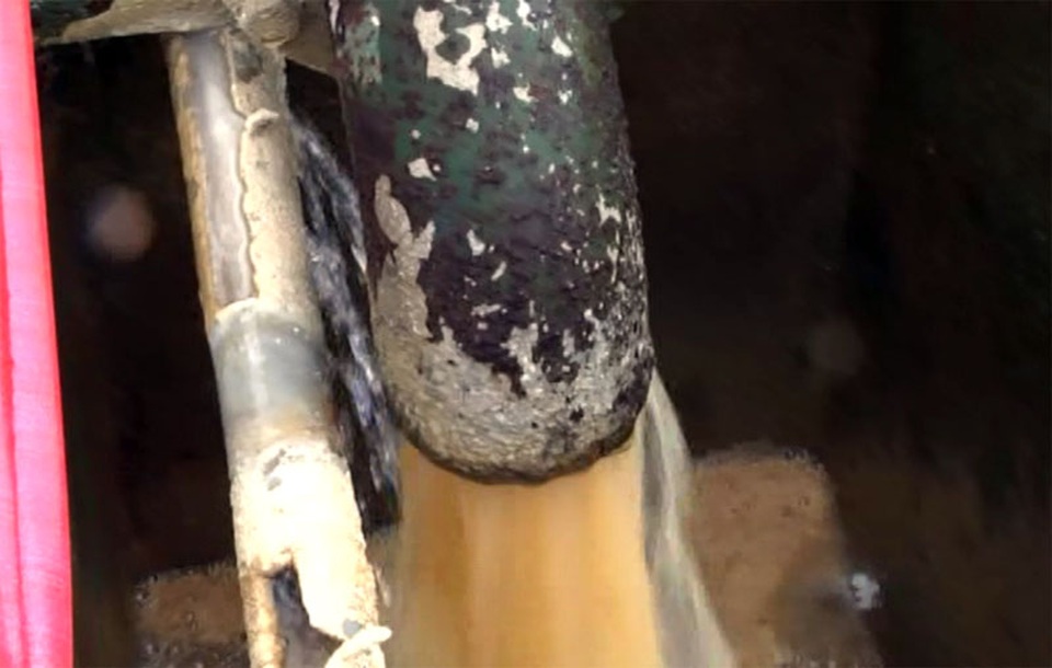 Từ khi Công ty Cổ phần chăn nuôi Bình Hà tiến hành cạo trọc đồi để trồng cỏ, nguồn nước từ đập Đá Hàn cung cấp cho nhà máy nước sạch Cẩm Xuyên luôn ở trong tình trạng đục ngầu như thế này.