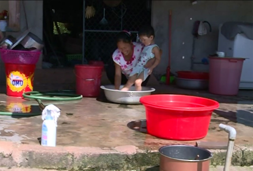 Cuộc sống của người dân thị trấn Cẩm Xuyên bị ảnh hưởng nặng nề do nhà máy xử lí nước sạch Cẩm Xuyên liên tục ngưng cấp nước.