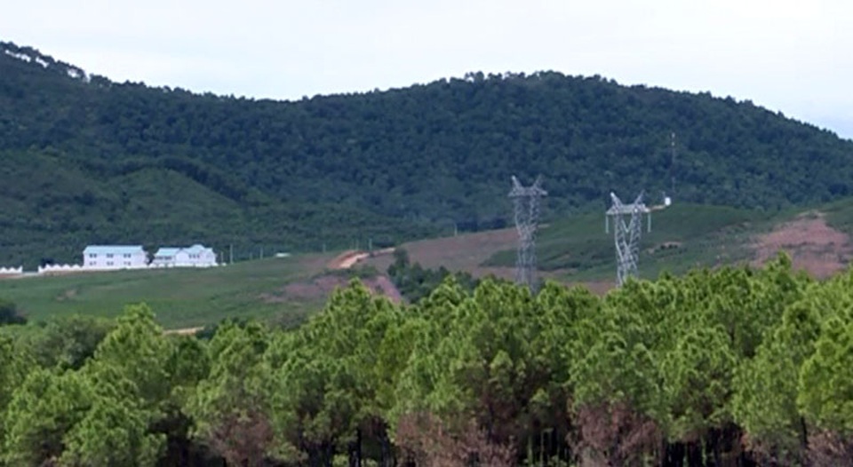 Những khu đồi bị cạo trọc, để trồng cỏ phục vụ nuôi bò được xác định là tác nhân khiến hồ chứa nước Đá Hàn cạn kiệt, ô nhiễm.