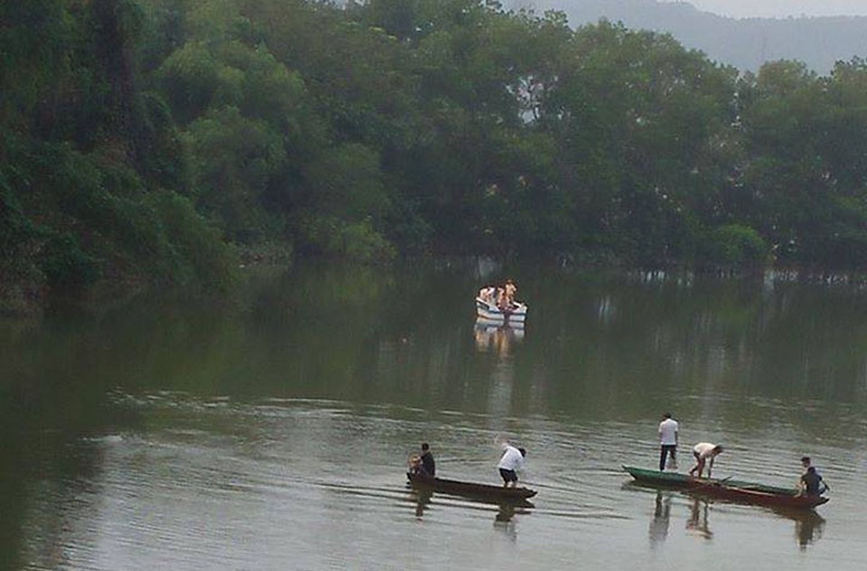 Mở rộng tìm kiếm thiếu úy công an nghi mất tích - 1 Lực lượng chức năng tiến hành tìm kiếm trung úy Cường.