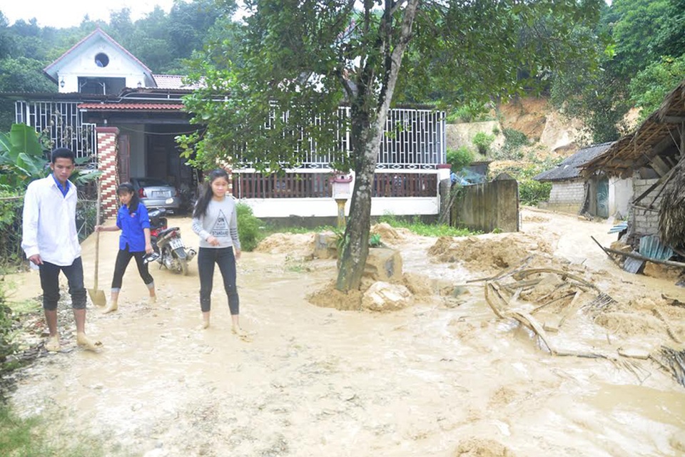 Giải cứu một gia đình mắc kẹt trong khối bùn đất từ trên núi ập xuống - 2 Vườn tược, sân nhà ông Sỹ sau khi được chính quyền, người dân bốc dọn đống bùn đất từ trên núi ập xuống.