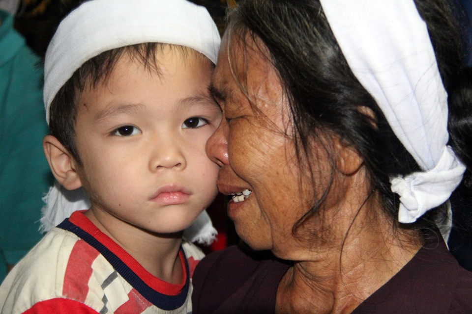 Từ ngày mẹ mất cháu Huy cứ hỏi bà mẹ cháu đi đâu, sao mẹ không về ngủ với con hả bà?. Câu hỏi của cháu bà Minh nghẹn lòng, bật khóc mà không biết trả lời với cháu ra sao.