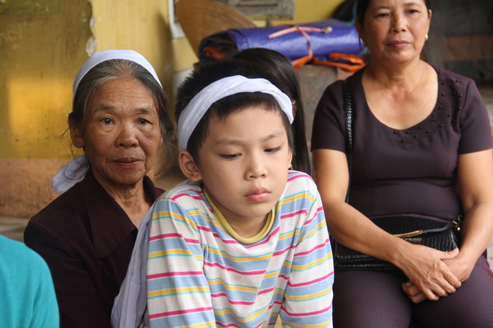 Bé Quyết là một học sinh giỏi của Trường tiểu học Đại Nài. Nhà đã nghèo, nay mẹ mất, con đường đến trường của Quyết trở nên khó khăn hơn bao giờ hết.