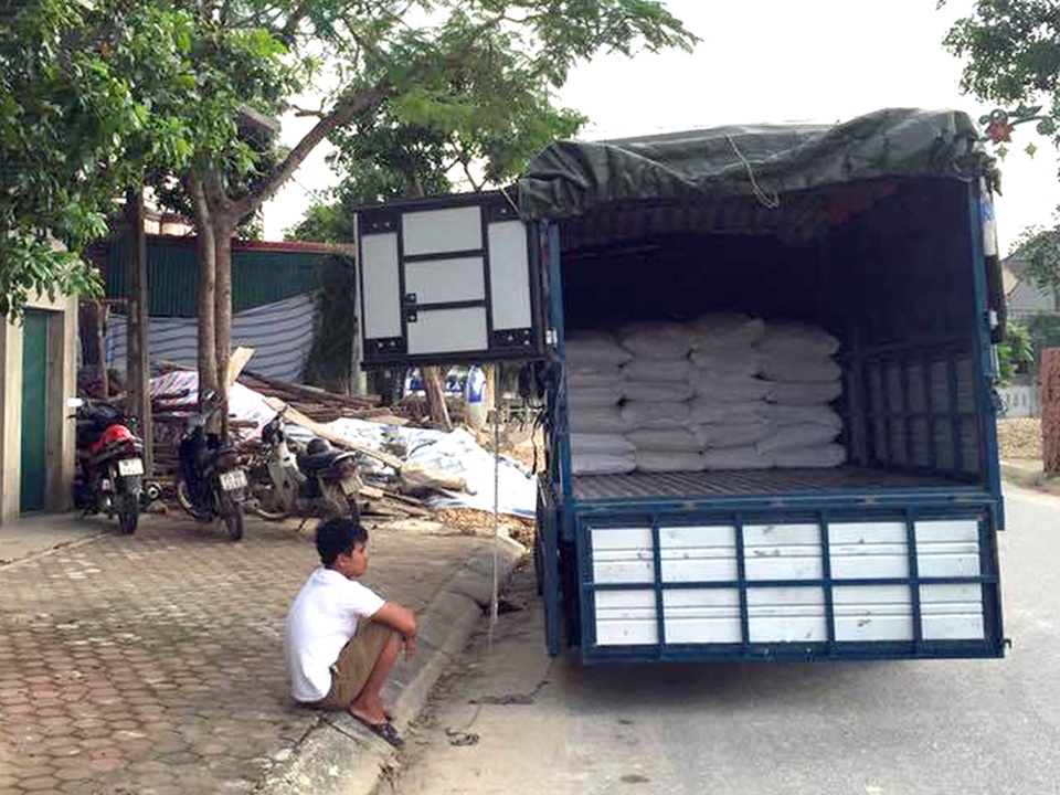 Bắt giữ xe tải treo băng rôn "gạo hỗ trợ nhân dân" khi đi bán hàng - 2 Toàn bộ số gạo trên xe là gạo thương phẩm, kinh doanh, chứ không phải gạo hỗ trợ dân như tấm băng rôn treo phía trước.