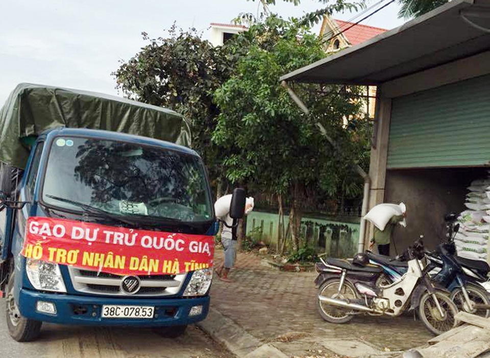 Bắt giữ xe tải treo băng rôn "gạo hỗ trợ nhân dân" khi đi bán hàng - 1 Chiếc xe đeo băng rôn gạo hỗ trợ dân, nhưng lại xả hàng ở cơ sở tư nhân.
