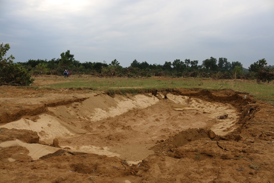 Hố đất còn lại khi gốc bưởi đã bị dòng nước nhổ lên cuốn trôi đi.