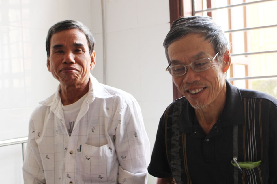 Y bác sĩ phòng khám đi “xin ăn” cho hàng chục bệnh nhân bị lũ cô lập - 4
Ông Thiện (bên phải) và ông Nhơn cảm động về tấm lòng của các y bác sĩ những ngày mưa lũ.