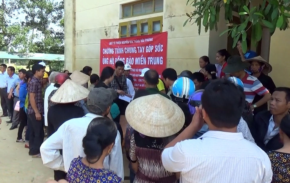 Đốc thúc người dân vùng rốn lũ khôi phục sản xuất để tránh đói vụ đông - 2 Lãnh đạo huyện Hương Khê khuyến nghị bà con nhân dân ra đồng để sản xuất, không ỉ lại các nguồn cứu trợ.