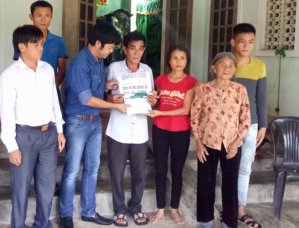 Hà Tĩnh: Hơn 75 triệu đồng đến với 2 hoàn cảnh thương tâm - 3 PV Dân trí cùng đại diện chính quyền xã Cẩm Hòa, huyện Cẩm Xuyên, Hà Tĩnh trao số tiền 30.030.000 đồng của các nhà hảo tâm cho vợ chồng anh Trần Đắc Đình.