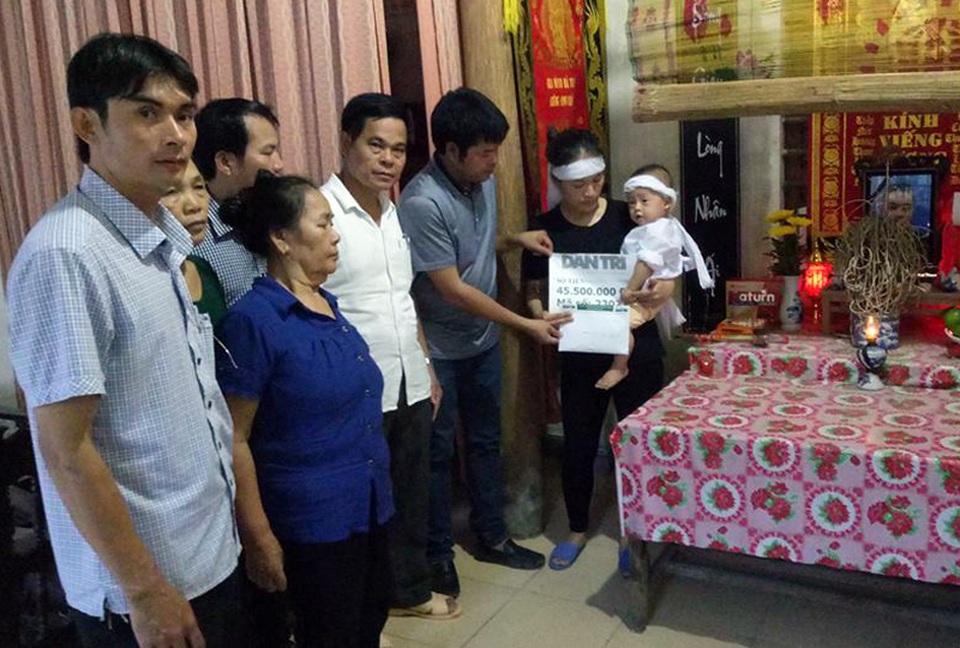 Hà Tĩnh: Hơn 75 triệu đồng đến với 2 hoàn cảnh thương tâm - 2 PV Dân trí cùng đại diện Phòng LĐTB-XH huyện Thạch Hà, chính quyền xã Mai Phụ trao 45.500.000 đồng cho Hiền và bé Nam Phong.