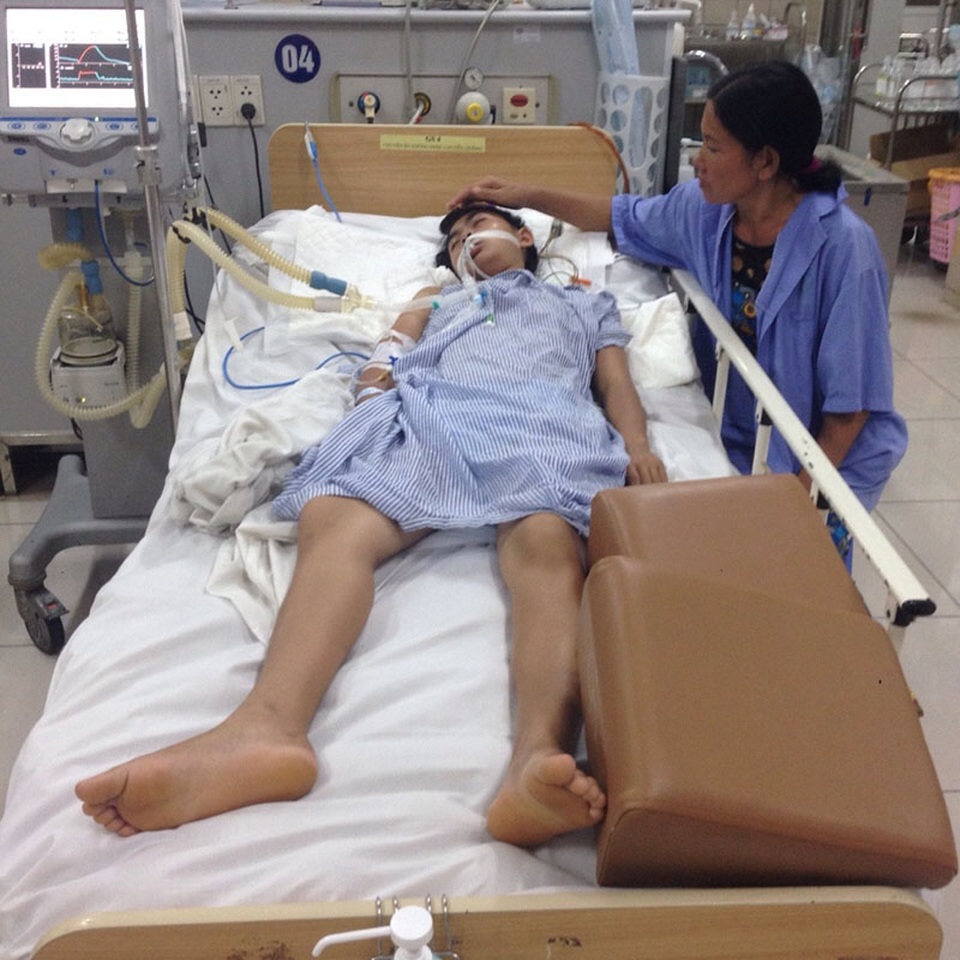 
Nạn nhân Lê Thị Trang hiện đang điều trị tại Khoa Chống độc, Bệnh viện Bạch Mai trong tình trạng rất nguy kịch (ảnh: Danh Cường).
