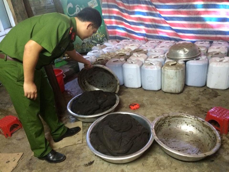 Nhiều nguyên liệu được nhào nặn mất vệ sinh sau đó phơi giữa nền nhà bẩn và đóng hộp.