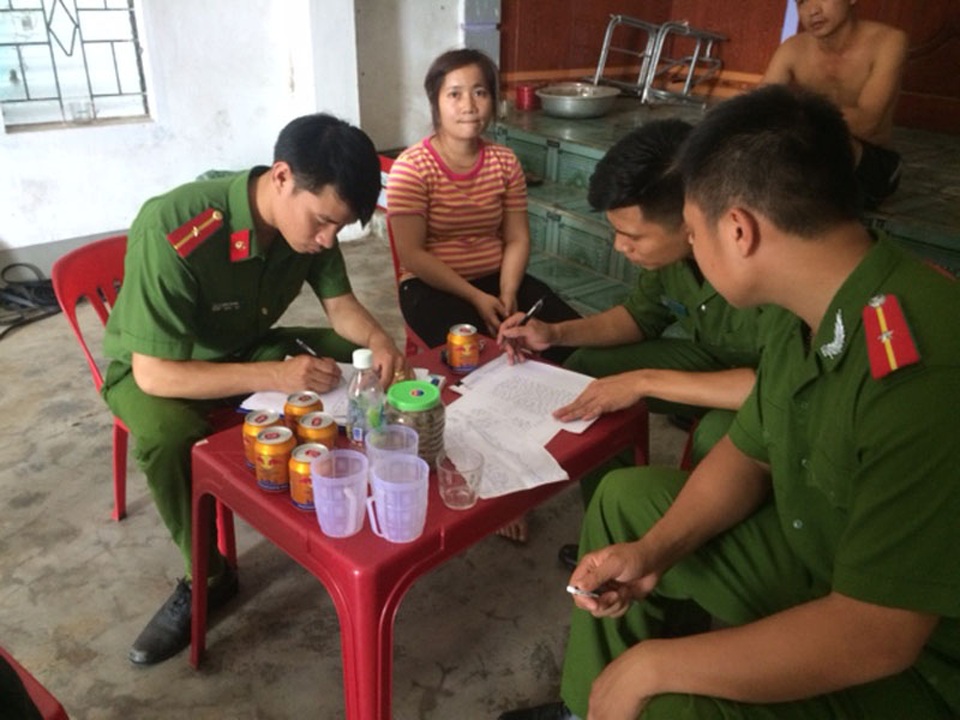 Lực lượng chức năng tiến hành lập biên bản đối với chủ cơ sở