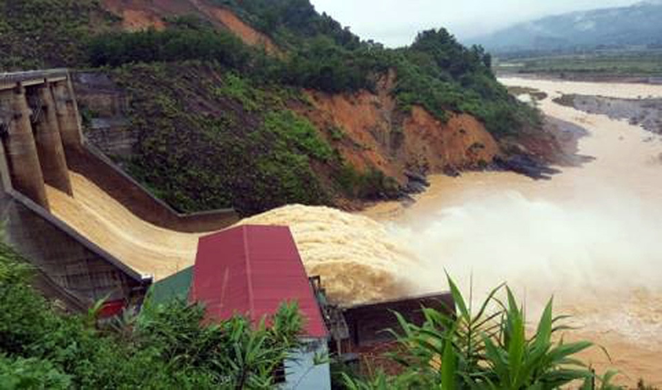 4 cụm công trình trọng điểm “nhận lệnh” xả tràn đúng quy trình - 1 Thủy điện Hố Hô cùng với 3 cụm công trình thủy lợi, thủy điện trọng điểm của Hà Tĩnh được lệnh xả đúng quy trình để bảo đảm an toàn tính mạng cho nhân dân.