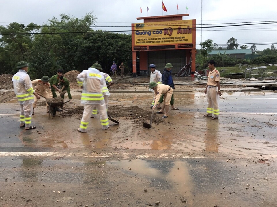 Công an đội mưa dọn bùn đất trên đường - 1
Hình ảnh các chiến sĩ công an thu dọn bùn đất bảo đảm an toàn giao thông.