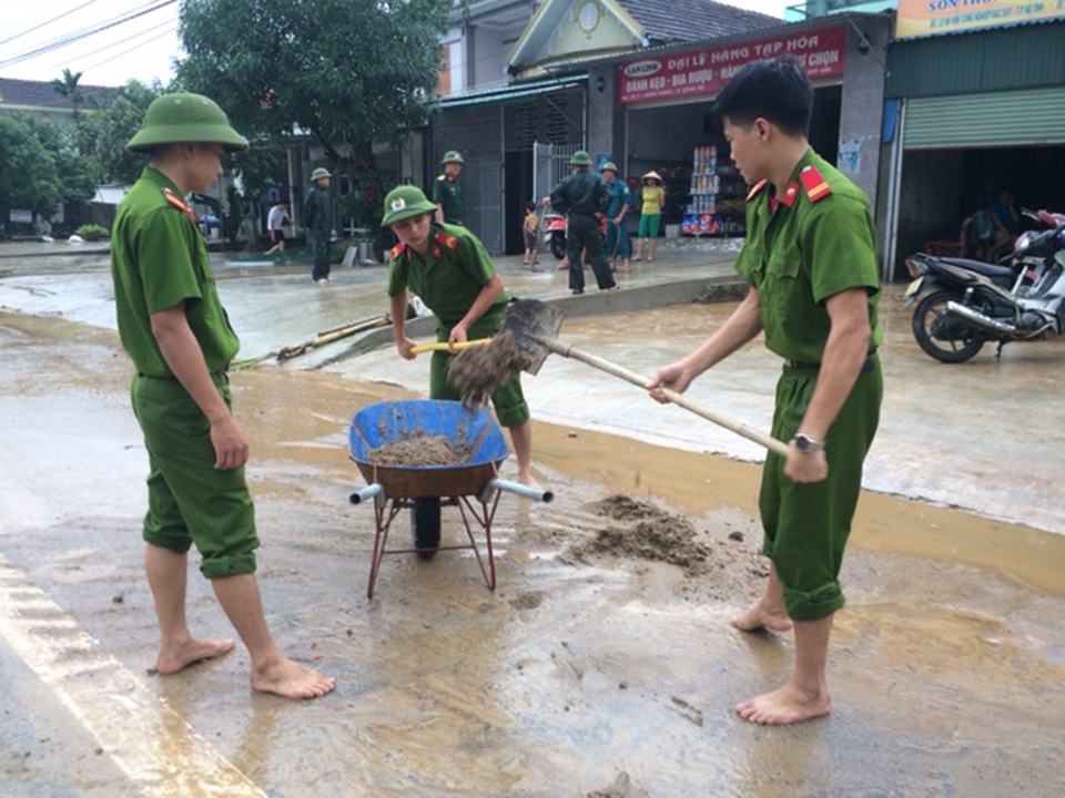 Công an đội mưa dọn bùn đất trên đường - 3 Công an đội mưa dọn bùn đất trên đường - 3