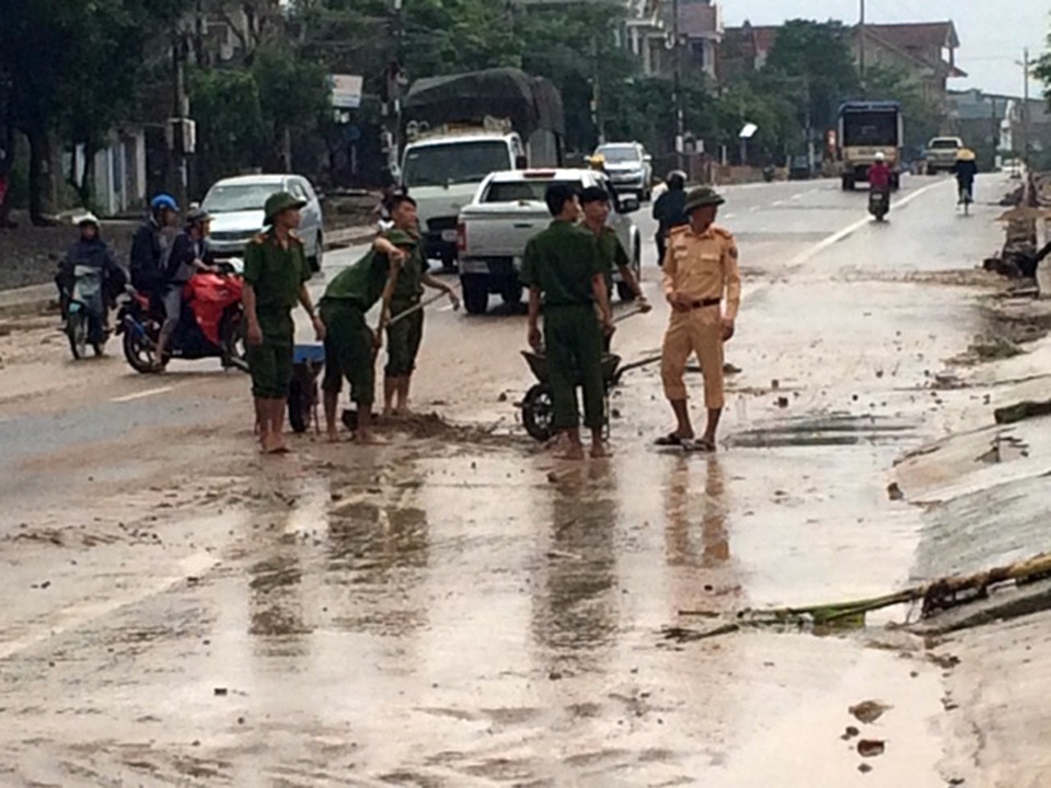 Công an đội mưa dọn bùn đất trên đường - 2
Chỉ trong thời gian ngắn đống bùn đất hàng chục khối tràn xuống đường đã được các thu dọn, vận chuyển đến nơi an toàn.