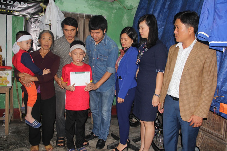 PV Dân trí và đại diện chính quyền địa phương trao quà bạn đọc tới gia đình anh Thao