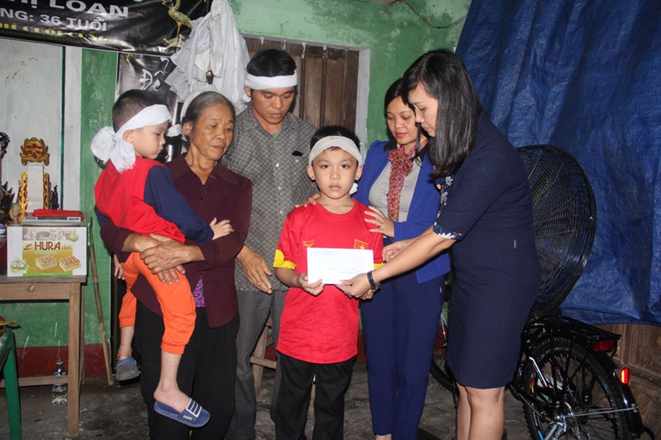 Cô Lê Thị Phương, Hiệu trưởng trường tiểu học Đại Nài trao số tiền nhà trường quyên góp ủng hộ gia đình cháu Quyết.