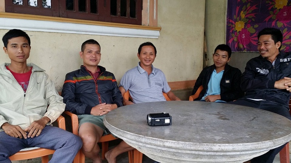 Gặp 7 người hùng lao ra dòng lũ dữ cứu sống 2 bé gái - 1 5 trong 7 người lao ra dòng nước lũ cứu sống 2 chị em bị lũ cuốn trôi