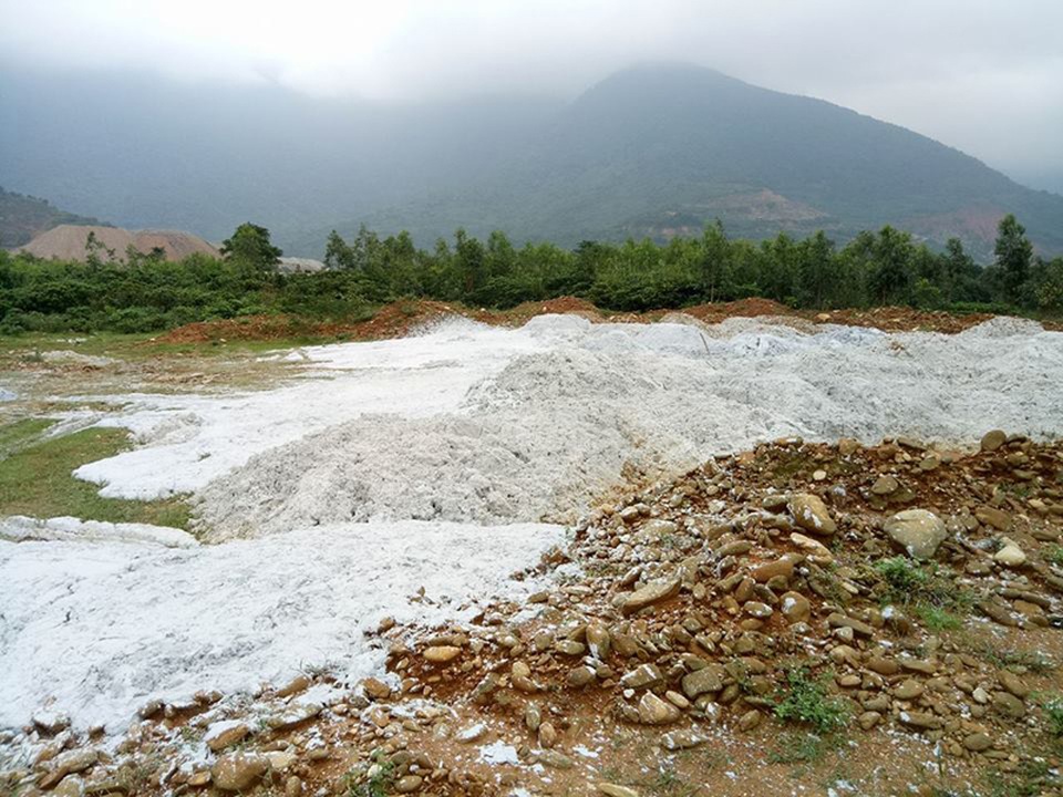 Doanh nghiệp lén lút đổ 30 tấn chất thải chưa xử lý ra môi trường - 1 Chất thải rắn chưa qua xử lý của công ty Đông Anh đổ trực tiếp xuống bãi đất trống.