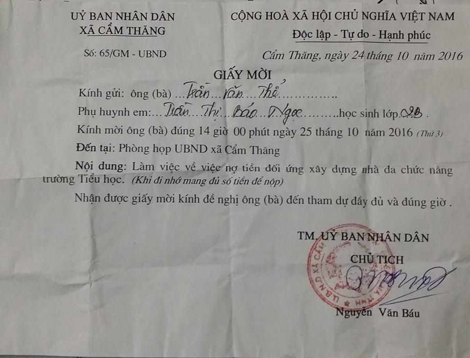 Bêu tên học sinh trên loa phóng thanh xã vì phụ huynh không đóng phí - 2 Tờ giấy mời họp kèm theo nội dung: Khi đi nhớ mang đủ số tiền để nộp