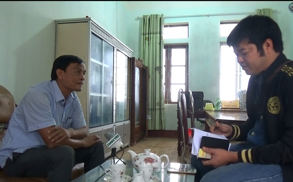 Bêu tên học sinh trên loa phóng thanh xã vì phụ huynh không đóng phí - 4 Ông Nguyễn Văn Báu (áo trắng), Chủ tịch xã Cẩm Thăng trả lời PV Dân trí về những vấn đề khiến người dân bức xúc thời gian qua.