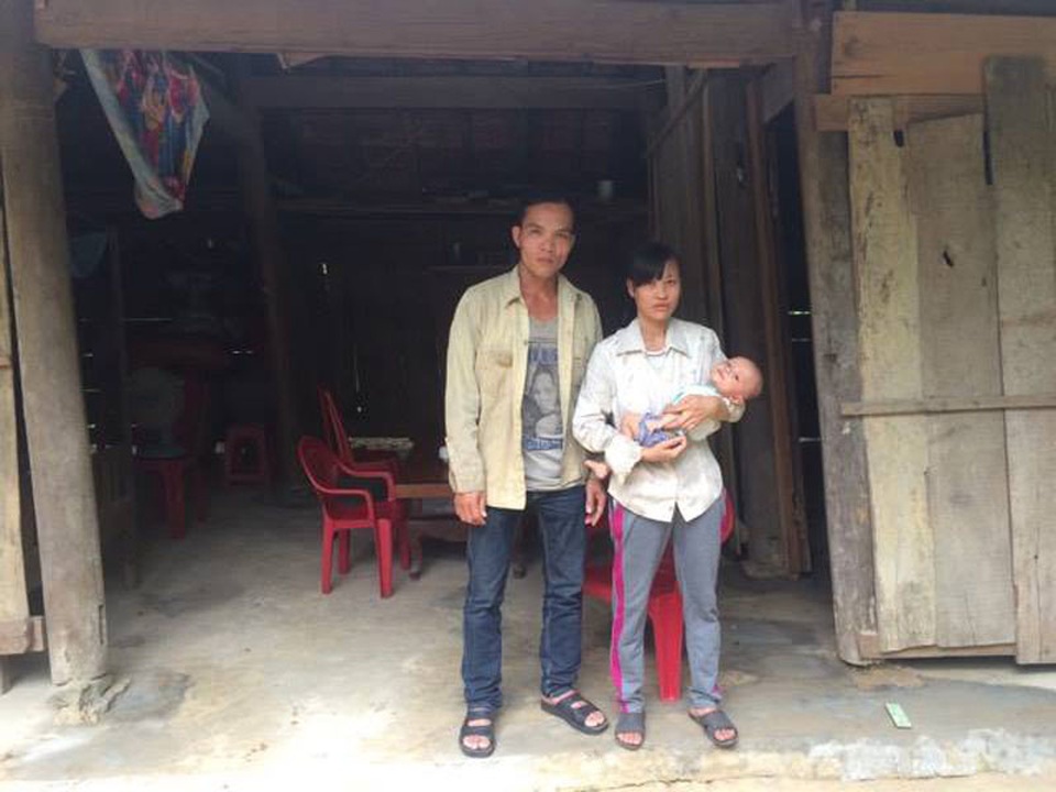 Trong căn nhà xiêu vẹo, dột nát chẳng có thứ gì đáng giá, vợ chồng chị Hiền phải nuốt nước mắt trước từng cơn đau của đứa con trai tội nghiệp.