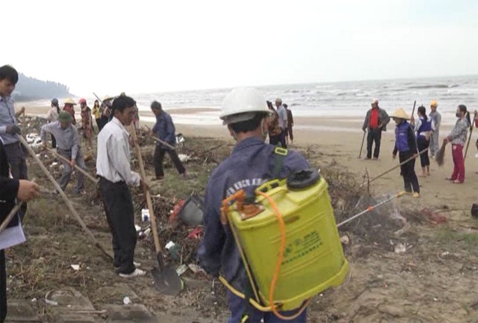 Chính quyền và người dân huyện Cẩm Xuyên tiến hành vệ sinh môi trường, dọn rác không cho kiến ba khoang trú ngụ.
