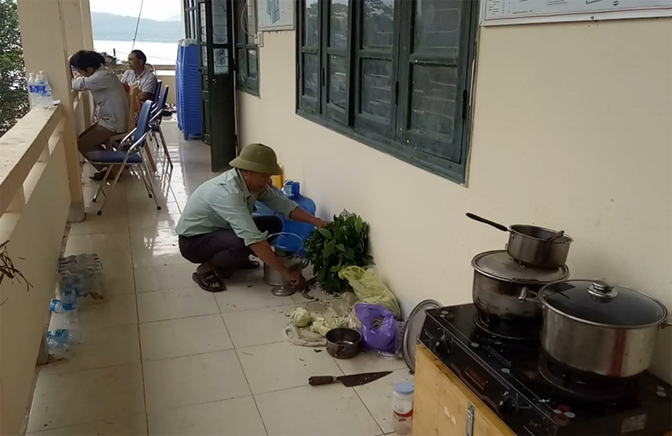 Người đàn ông gần 30 năm nấu cơm cho cán bộ trực lũ - 2
Bữa cơm mùa lũ cho mấy chục con người, trong điều kiện vô cùng thiếu thốn, là công việc không hề đơn giản.