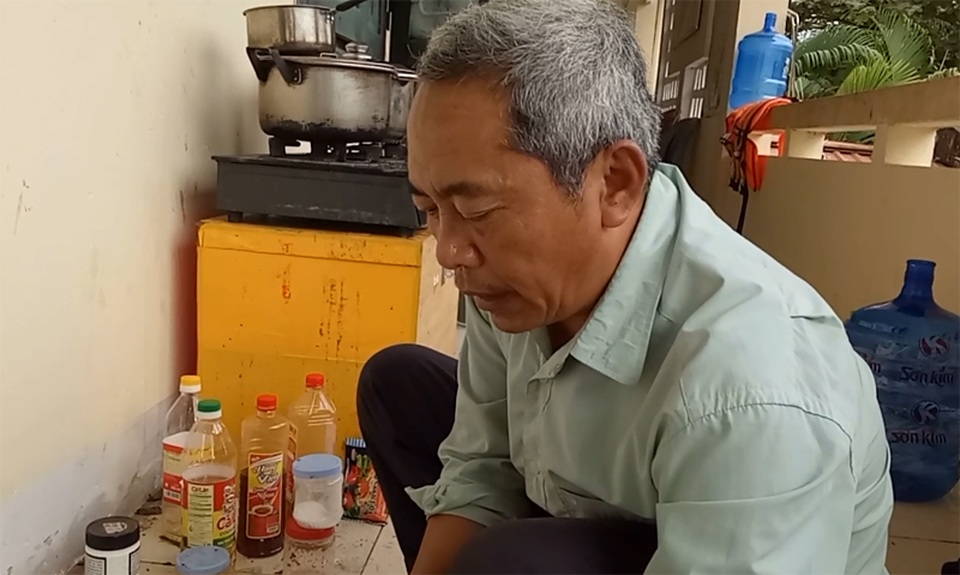 Người đàn ông gần 30 năm nấu cơm cho cán bộ trực lũ - 1
Khi cán bộ xã đang tất bật công việc giúp dân đối phó mưa lũ thì ông Hoàng Xuân Vân lặng lẽ chuẩn bị bữa cơm tối cho cán bộ trực lũ ở tầng 2 trụ sở ủy ban xã.