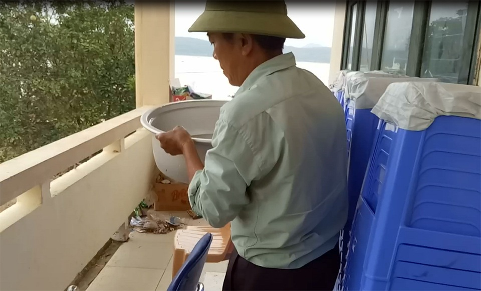 Người đàn ông gần 30 năm nấu cơm cho cán bộ trực lũ - 3
Để có nước sạch nấu cơm, ông phải nhờ người chèo thuyền cả vài tiếng đồng hồ đến một vài gia đình có trữ nước sạch để xin hoặc mua lại.