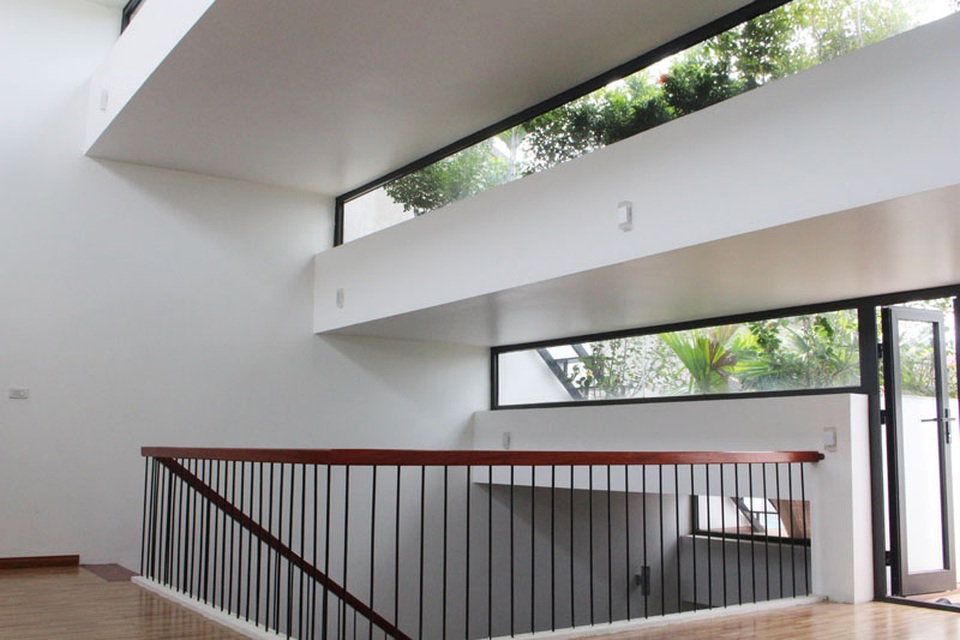 Toàn bộ ngôi nhà được chiếu sáng tự nhiên vào ban ngày